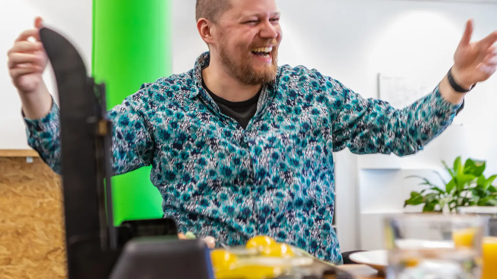 Vincent die een eitje bakt tijdens de lunch