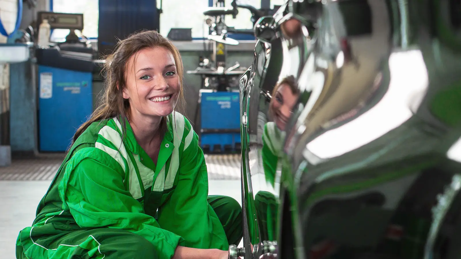 Monteur in James Autoservice kleding aan het werk